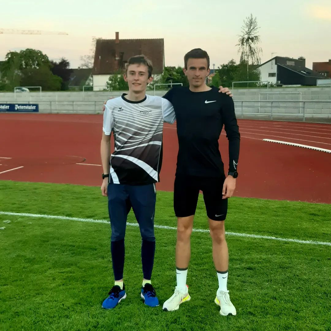 Am vergangenen Freitag nahmen unsere Athleten @luisb_1811 und @realraphiniert am Mittelstrecken-Meeting in Kehl teil. Beide traten über 800m an.
#lcbreisgau #trackandfield #leichtathletik #800m #kehl
