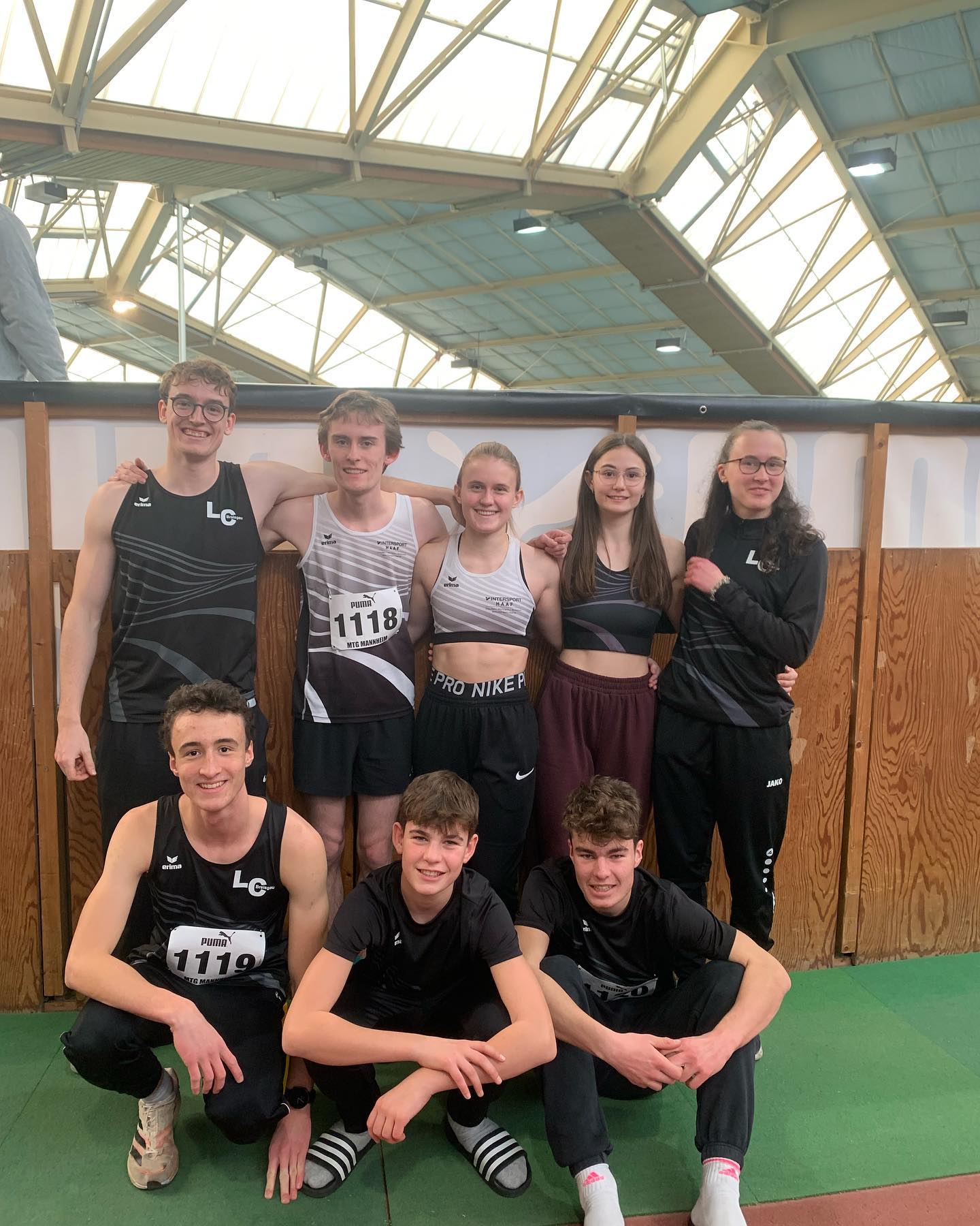 Am Vergangenen Sonntag starteten Acht unserer Athleten  und Athletinnen in die neue Hallensaison beim Hallensportfest in Mannheim.
Dabei konnten sie einige gute Ergebnisse erzielen! 
In der u18 starteten @thore1614 und @johannes_flotho .
Während Thore beim Kugelstoßen und über die 60m seine Stärken zeigte , konnte Johannes beim Weitsprung mit einer PB von über 30cm und einer sehr guten Zeit über die 1.500m glänzen.
In der u20 lief @rebekka.flt über die 800m eine starke Zeit von 2:23,36min. und war damit 10 Sekunden schneller als Ihre Konkurrenz!
@emi.m0 , ebenfalls u20 , konnte eine mini PB über die 60m aufstellen und zeigte einen soliden Kugelstoß .
@lassestolz (u20) ging ebenfalls über die 60m und im Kugelstoßen an den Start und konnte dort auch einen guten Wettkampf präsentieren.
Bei den Aktiven starteten @jonas.vanderdoes , @luisb_1811 und @isabella_mrd .
Während Jonas und Isabella beide auch über die 60m und im Kugelstoßen antraten ging es für Luis über die 200m an den Start .
Während Jonas zwei persönliche Bestleistungen aufstellen konnte zeigten Isabella und Luis auch wieder gute Leistungen die nah an ihren persönlichen Bestleistungen lagen .

Zusammengefasst war es ein guter Auftakt in die neue Saison und wir freuen uns auf weitere Wettkämpfe und viele gute Leistungen!💪🏻

#leichtathletik #trackandfield #sprint #shotput  #proud #personalbest #indoorseason #longjump #team #lcbreisgau