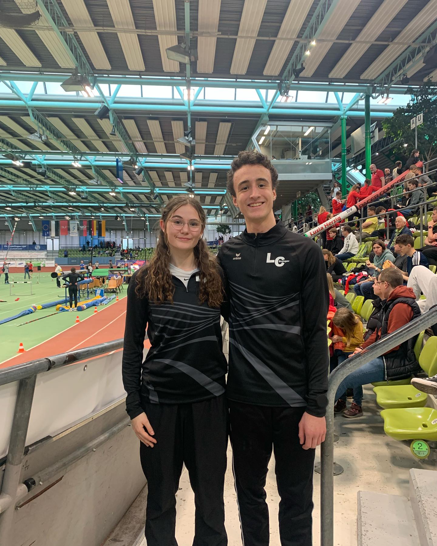 Letztes Wochenende waren drei unserer Athleten und Athletinnen bei den Baden-Württembergischen Meisterschaften in Sindelfingen !
In der u18 startete @johannes_flotho über die 1.500m wobei er mit einer Zeit von 4:43,09min. den 10. Platz erreichte .
In der u20 starteten @emi.m0 und @rebekka.flt .
Emily trat über die 60m an und konnte , gleich wie ihr Vereinskollege , den 10. Platz erreichen mit einer Zeit von 8,08s.
Rebekka ging über die 800m an den Start. 
Mit einer Zeit von 2:23,22 min. holte Sie sich nicht nur den 4. Platz , sondern konnte auch eine neue persönliche Bestleistung aufstellen !

Fürs uns und unsere Athleten , Athletinnen war es ein erfolgreiches Wochenende bei dem Sie wieder ihre Konkurrenzfähigkeit unter Beweis stellen konnten 💪🏻

#trackandfield #60m #sprint #1.500m #800m #badenwürttemberg #meisterschaften #stolz #lcbreisgau