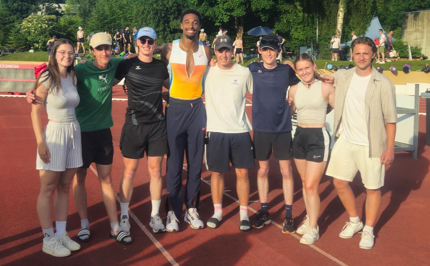 Der LC Breisgau war beim Internationalen Hypomeeting am Start – nicht auf der Bahn, aber mit ordentlich Stimmung auf der Tribüne! 🎉
Ein Wochenende voller Gänsehautmomente, Weltklasse-Leistungen und Topstars wie Anna Hall, Leo Neugebauer und Niklas Kaul. Dazu noch ein paar neue Rekorde on top 😍🔥

Was ein Wochenende! 🙌

#Hypomeeting2025 #LCBreisgau #TrackAndField #LeichtathletikLiebe #MehrkampfMagic #AthleticsVibes #TeamSpirit
